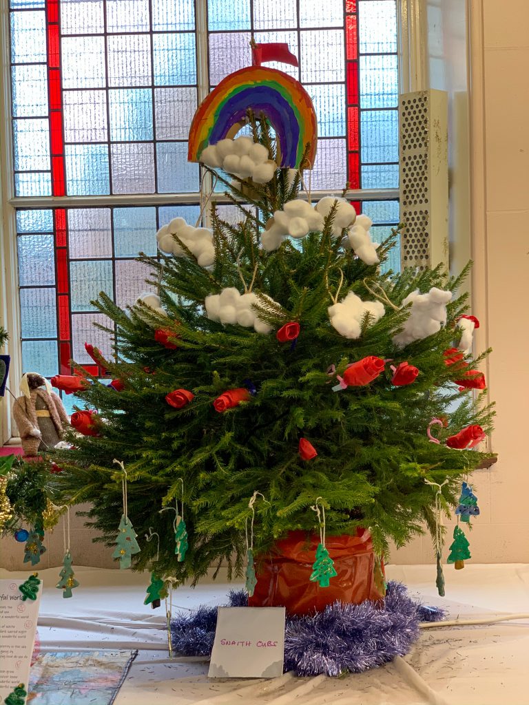 Cubs decorate a tree